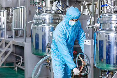 化工廠工人檢查機器運行